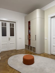 Dětský pokoj s vestavěnou skříní pufem a dřevěnou podlahou